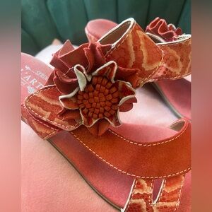 L'ARTISTE CASSANA RED FLORAL SANDAL SZ 39 8.5